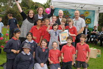 Stella Maris Catholic Primary School students with the Turf Producers of Victoria Award