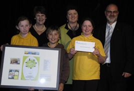 2007 Rubbish Free Lunch Awards: Mildura West Primary School students with Minister Pike and teacher Carolyn Keeghan