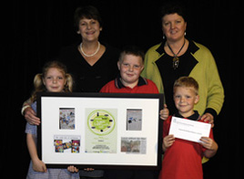 2008 Rubbish Free Lunch Awards: Pakenham Primary Primary School students with Minister Pike and Anita Roper